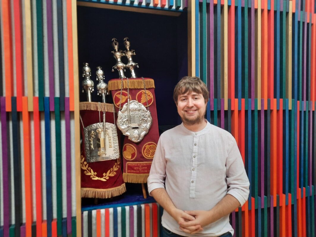 Rabbi Gabriel Kanter-Webber in front of the BHPS Ark