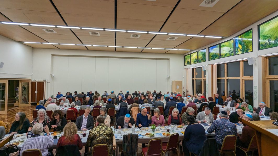 Wimbledon Synagogue hall full of guests from all faiths and backgrounds