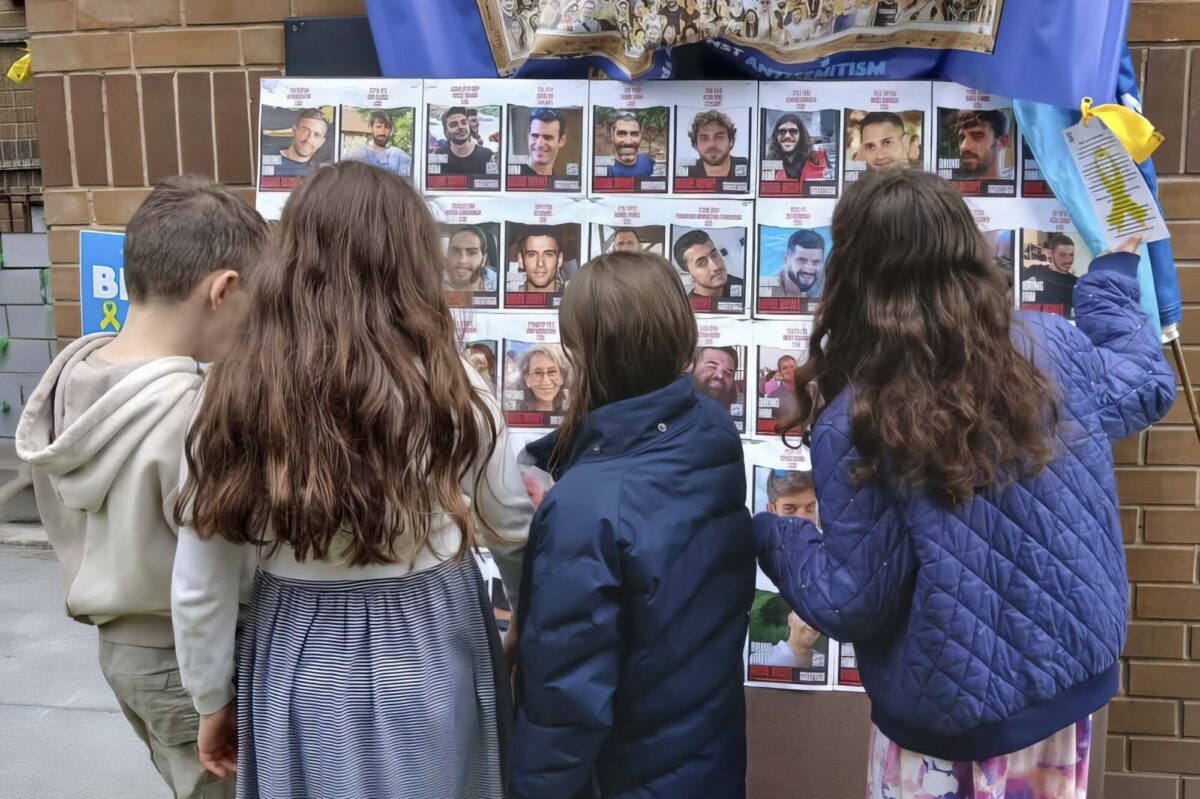 Young Sinai members show their support for the hostages