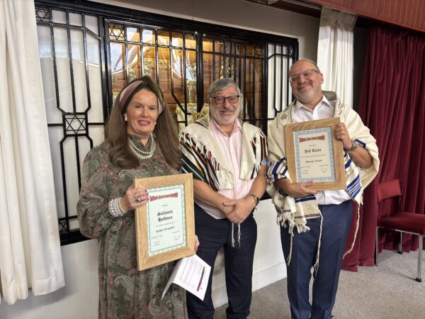Kallat Bereishit Sallyann Hoffman and Chatan Torah Jeff Klein with Rabbi Warren Elf at Southend and District Reform Synagogue