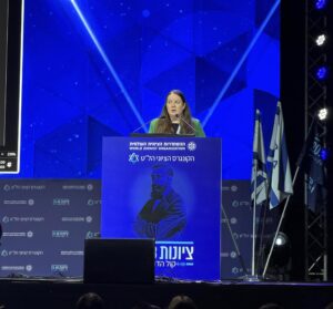 Rabbi Lea Mühlstein chairing the final plenary