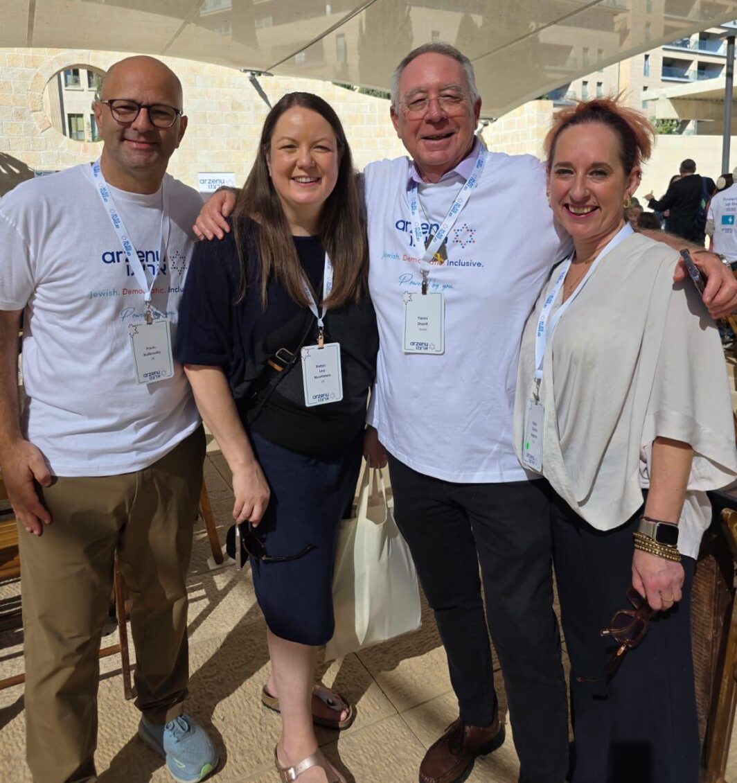 Rabbi Charley Baginsky, Rabbi Lea Mühlstein and Paulo Kulikovsky with Yaron Shavit
